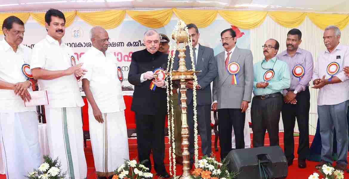 കേരള സംസ്ഥാന ബാലാവകാശ സംരക്ഷണ കമ്മിഷൻ സംഘടിപ്പിച്ച ബാലാവകാശ വാരാഘോഷം സംസ്ഥാന തല ഉദ്ഘാടനം ഗവർണർ ജസ്റ്റീസ് പി സദാശിവം നിർവഹിക്കുന്നു.