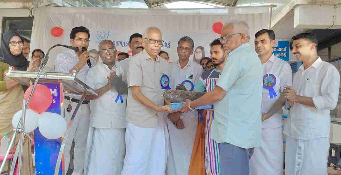 മാവൂര്‍ മത്സ്യഫെഡ് ഫിഷ്മാര്‍ട്ട്  പി.ടി.എ റഹീം എം.എല്‍.എ ഉദ്ഘാടനം ചെയ്യുന്നു.