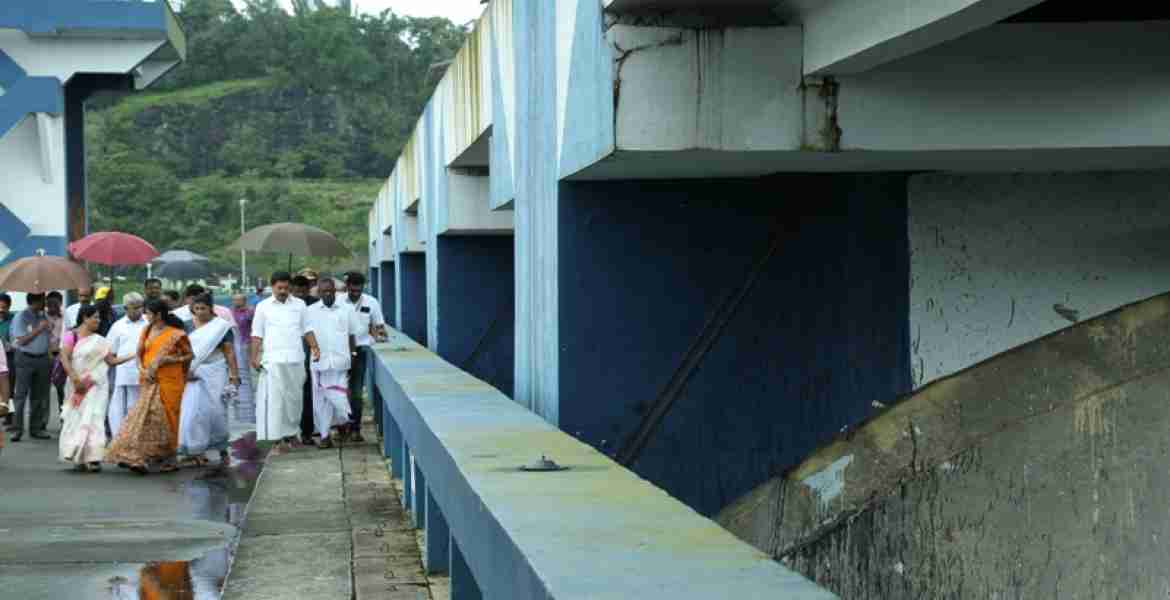 വൈദ്യുതി വകുപ്പ് മന്ത്രി എം.എം മണി ജനപ്രതിനിധികൾക്കൊപ്പം ഇടുക്കി അണക്കെട്ട് സന്ദർശിക്കുന്നു