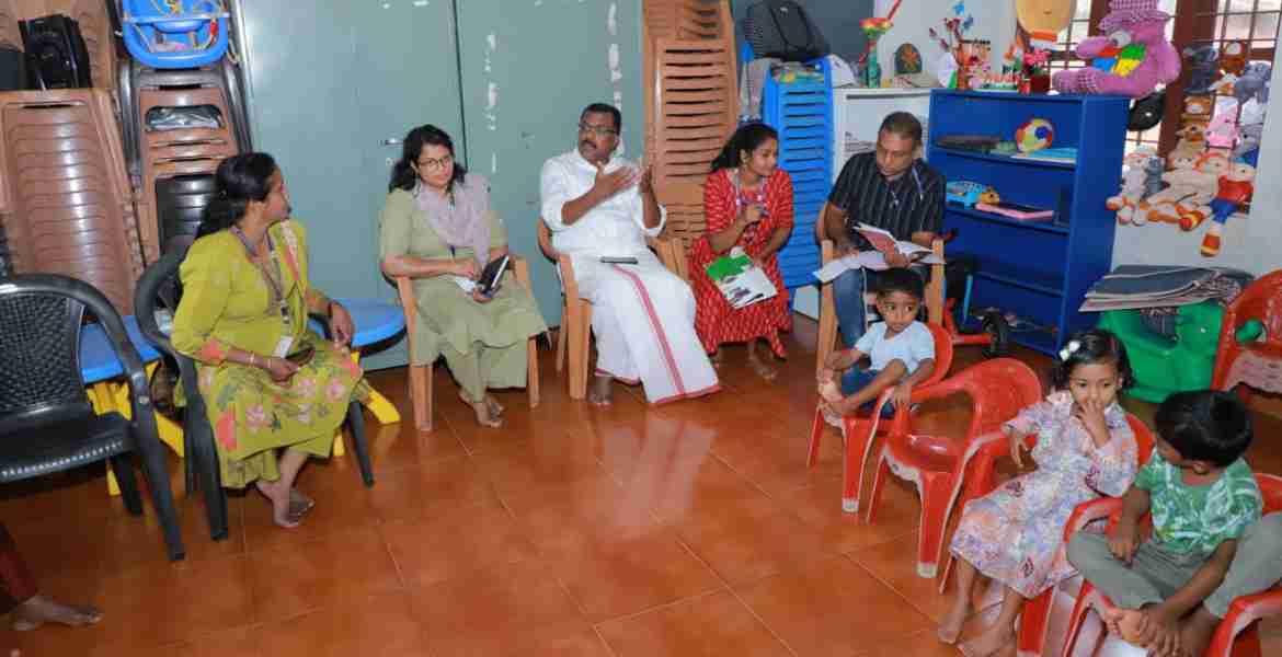 ഭക്ഷ്യ കമ്മീഷൻ ചെയർപേഴ്സൺ ഡോ: ജിനു സക്കറിയ ഉമ്മൻ അട്ടമല അങ്കണവാടി സന്ദർശിക്കുന്നു