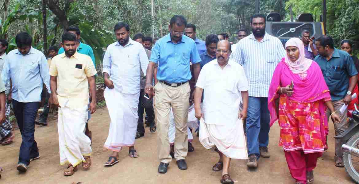 ജര്‍മന്‍ സാങ്കേതിക വിദ്യ ഉപയോഗിച്ചു നിര്‍മിക്കുന്ന ആനയടി-പഴകുളം-കൂടല്‍ പാത മന്ത്രി ജി. സുധാകരന്‍ പരിശോധിക്കുന്നു