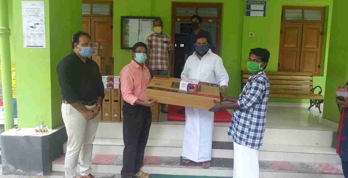 റാന്നി ഫോറസ്റ്റ് ഡിവിഷനിലെ ആദിവാസി കോളനികളിലെ കുട്ടികള്‍ക്ക് പഠിക്കുന്നതിനായി ടെലിവിഷനും അനുബന്ധ ഉപകരണങ്ങളും രാജുഎബ്രഹാം എംഎല്‍എ വിതരണം ചെയ്യുന്നു.