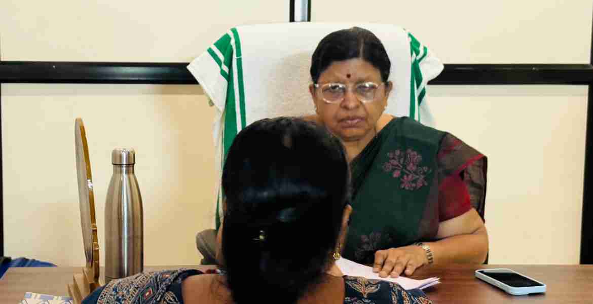 വനിതാ കമീഷൻ മേഖല ഓഫീസിൽ നടന്ന വനിത കമീഷൻ സിറ്റിങ്ങിൽ അധ്യക്ഷ പി സതീദേവി പരാതികൾ കേൾക്കുന്നു