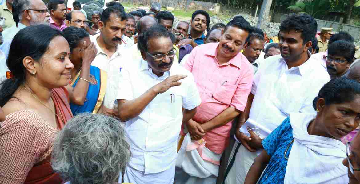 മന്ത്രി എ.കെ.ബാലന്‍ എഴിക്കാട് കോളനിയില്‍ സന്ദര്‍ശനം നടത്തുന്നു.