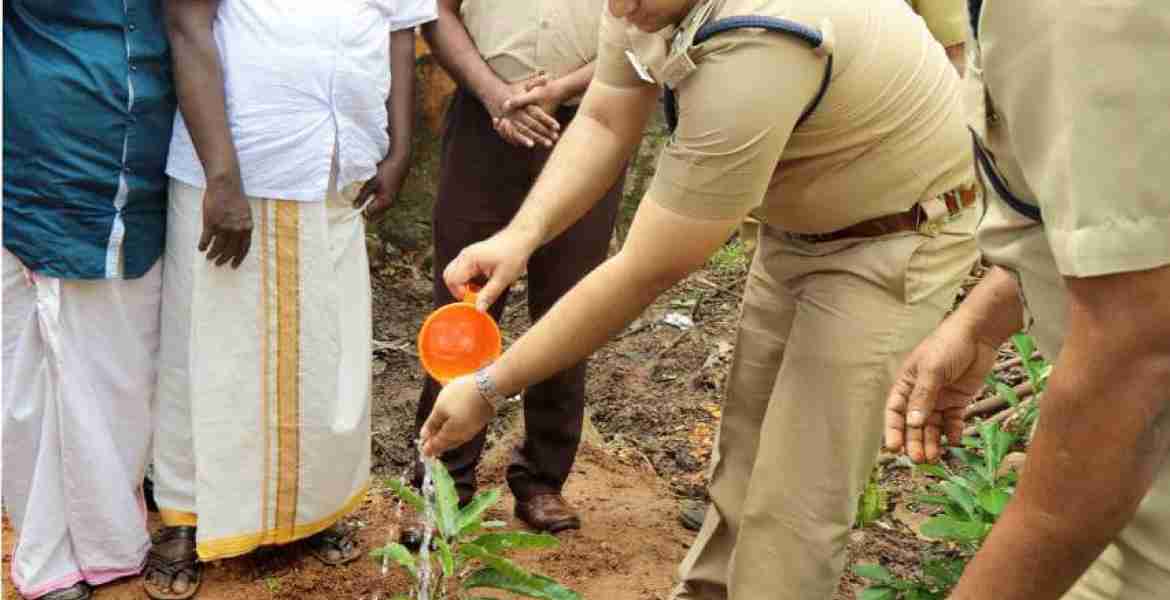 ഹരിതഭൂമി പദ്ധതിയുടെ ജില്ലാതല ഉദ്ഘാടനം പത്തനംതിട്ട ഗവണ്‍മെന്റ് ഹയര്‍ സെക്കന്‍ഡറി  സ്‌കൂളില്‍ തൈ നട്ടുകൊണ്ട് ജില്ലാ പോലീസ് മേധാവി ജി.ജയദേവ് നിര്‍വഹിക്കുന്നു.