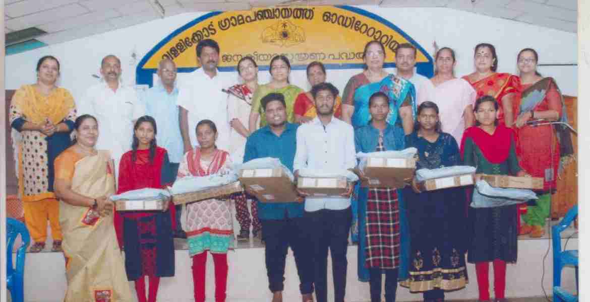 വള്ളിക്കോട് ഗ്രാമപഞ്ചായത്തില്‍ വിതരണം ചെയ്ത ലാപ്‌ടോപ്പുമായി വിദ്യാര്‍ഥികള്‍