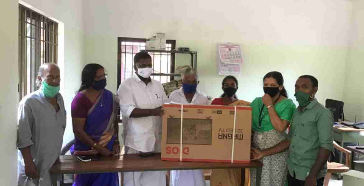 ഏഴംകുളം കലശേരിപ്പടി വിജ്ഞാന്‍ വാടിക്ക് ഫസ്റ്റ്‌ബെല്‍ സൗകര്യം ഒരുക്കുന്നതിനായി ചിറ്റയം ഗോപകുമാര്‍ എം.എല്‍.എ ടെലിവിഷന്‍ കൈമാറുന്നു