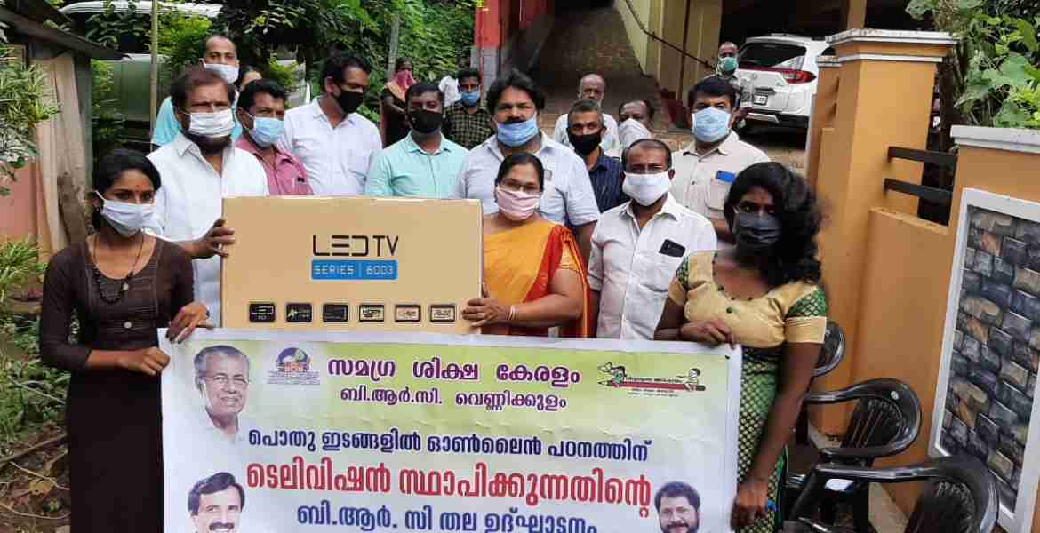 പൊതുഇടങ്ങളില്‍ ടെലിവിഷന്‍ സ്ഥാപിക്കുന്നതിന്റെ വെണ്ണിക്കുളം ബി.ആര്‍.സിതല ഉദ്ഘാടനം ചുഴന  അങ്കണവാടിയില്‍ രാജു എബ്രഹാം എംഎല്‍ നിര്‍വഹിക്കുന്നു