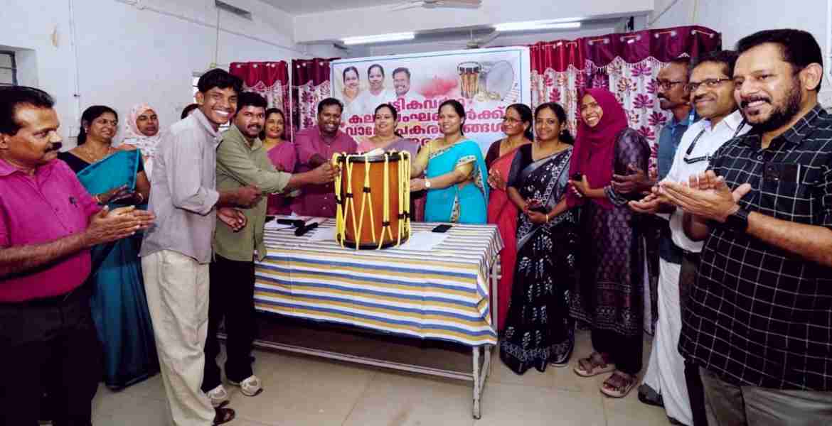 വൈത്തിരി താലൂക്കിലെ വിവിധ പട്ടികവർഗ കലാ സംഘങ്ങൾക്ക് ജില്ലാ കളക്ടർ ഡി.ആർ മേഘശ്രീ വാദ്യോപകരണങ്ങൾ വിതരണം ചെയ്യുന്നു 