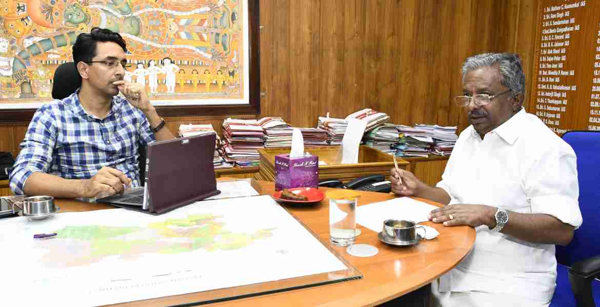 വനിതാ മതിലുമായി ബന്ധപ്പെട്ട് ജില്ലയില്‍ നടക്കുന്ന പ്രവര്‍ത്തനങ്ങള്‍ സംബന്ധിച്ച് വനം വകുപ്പ് മന്ത്രി കെ. രാജു  ജില്ലാ കളക്ടര്‍ പി.ബി. നൂഹുമായി ചര്‍ച്ച നടത്തുന്നു.