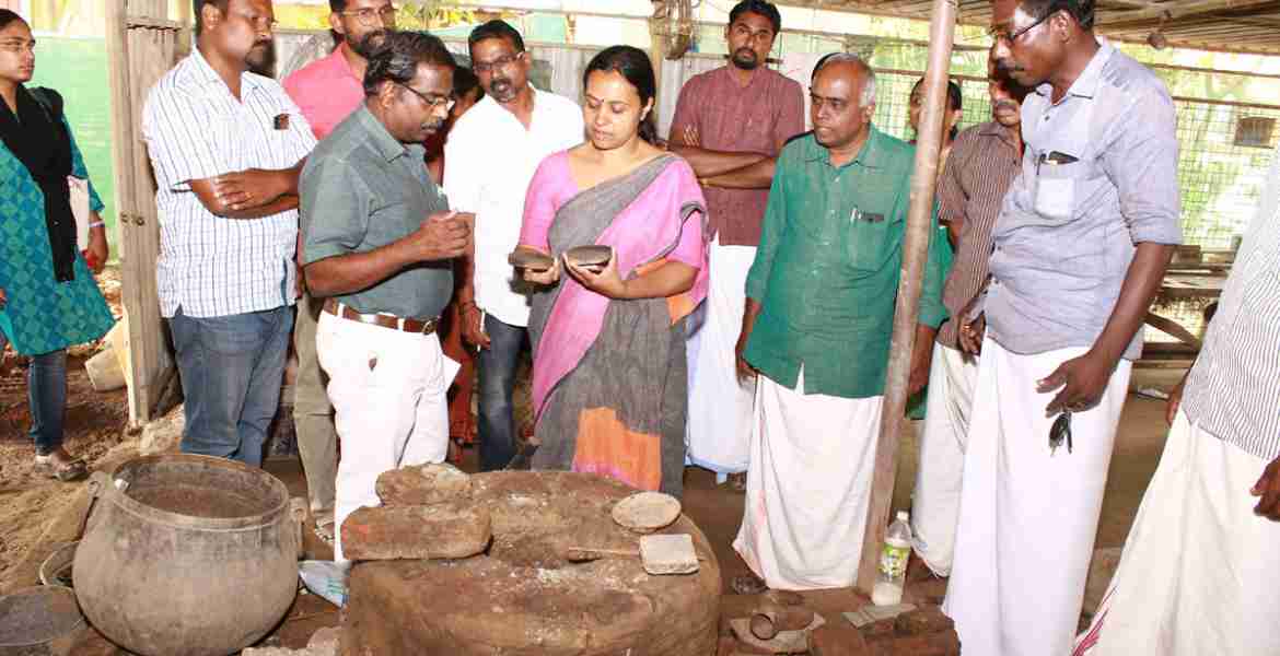 ആറന്മുള കണ്ണാടി നിര്‍മാണ കേന്ദ്രങ്ങളില്‍ വീണാജോര്‍ജ് എംഎല്‍എയും സാംസ്‌കാരിക വകുപ്പ് ഡയറക്ടര്‍ ടി.ആര്‍.സദാശിവനും സന്ദര്‍ശിക്കുന്നു.