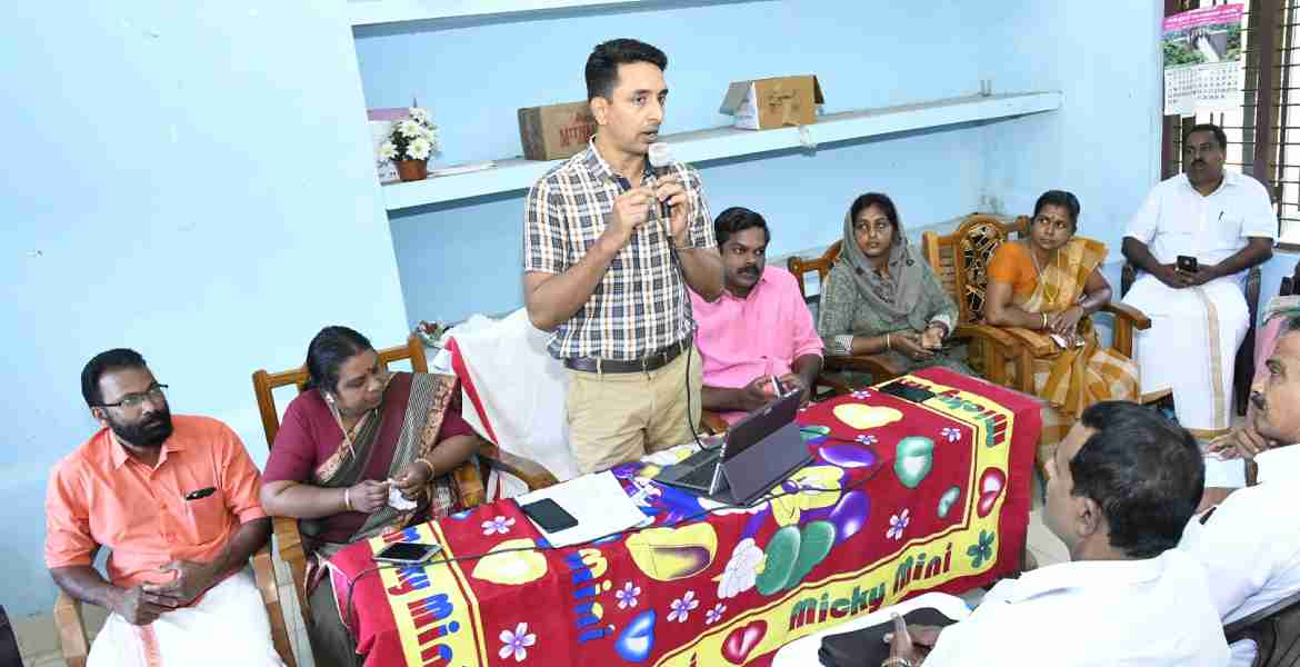 മലയോര മേഖലയിലെ പട്ടയവിതരണവുമായി ബന്ധപ്പെട്ട നടപടികള്‍ വിലയിരുത്തുന്നതിന് സീതത്തോട് പഞ്ചായത്ത് കമ്യൂണിറ്റി ഹാളില്‍ വിളിച്ചു ചേര്‍ത്ത യോഗത്തില്‍ ജില്ലാ കളക്ടര്‍ പി.ബി. നൂഹ് സംസാരിക്കുന്നു.