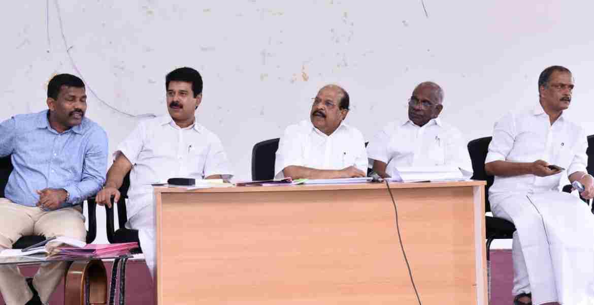 ജില്ലയിലെ പൊതുമരാമത്ത് വകുപ്പ് പ്രവൃത്തികളുടെ പുരോഗതി അവലോകനം ചെയ്യുന്നതിന് കട്ടപ്പന നഗരസഭാ ഹാളിൽ   നടന്ന യോഗത്തിൽ മന്ത്രി ജി സുധാകരൻ സംസാരിക്കുന്നു.