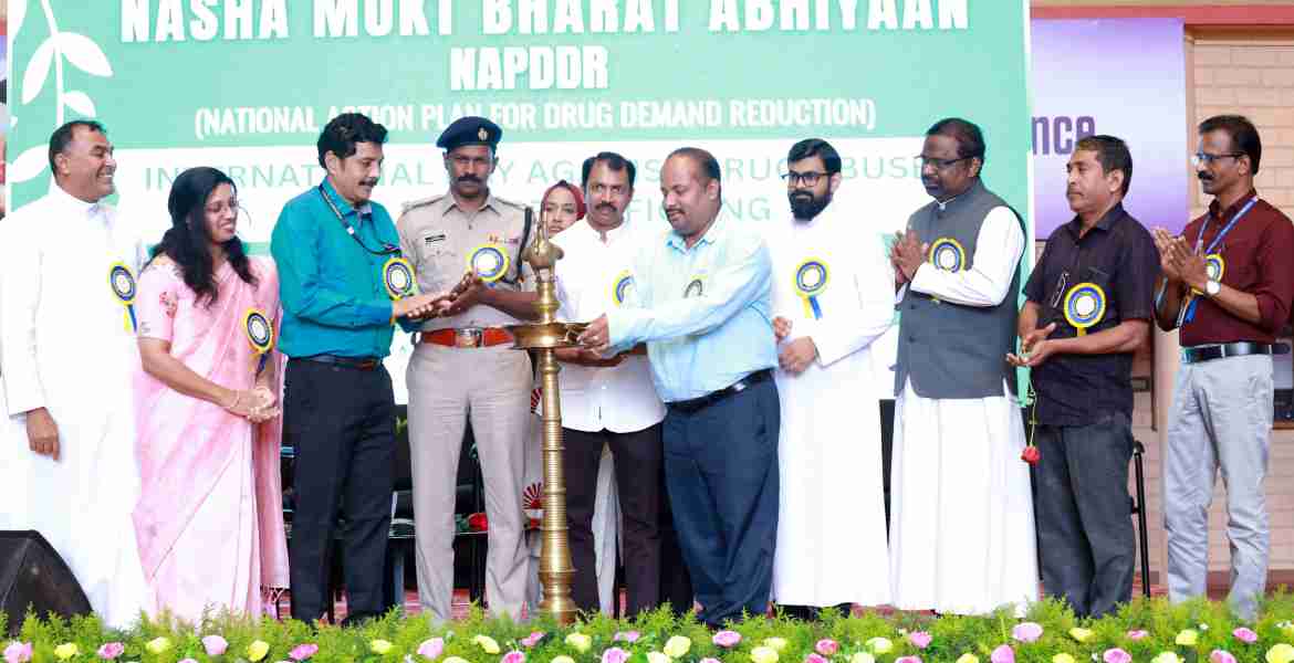  അന്താരാഷ്ട്ര ലഹരി വിരുദ്ധ ദിനാചരണം ജില്ലാ ലീഗൽ സർവീസസ് അതോറിറ്റി സെക്രട്ടറിയും സബ് ജഡ്ജുമായ അനീഷ് ചാക്കോ ഉദ്ഘാടനം ചെയ്യുന്നു. 