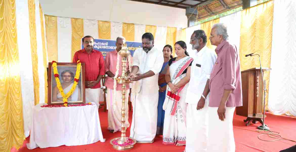 ഇലവുംതിട്ട മൂലൂർ സ്മാരകത്തിൽ മഹാകവി കുമാരനാശാന്റെ 150-ാം ജയന്തിയും ദുരവസ്ഥയുടെയും ചണ്ഡാലഭിക്ഷുകിയുടെയും രചന ശതാബ്ദിയും  നിയമസഭ ഡെപ്യൂട്ടി സ്പീക്കര്‍ ചിറ്റയം ഗോപകുമാര്‍ ഉദ്ഘാടനം ചെയ്യുന്നു. മുന്‍ എംഎല്‍എയും മൂലൂര്‍ സ്മാരക കമ്മറ്റി പ്രസിഡന്റുമായ കെ.സി. രാജഗോപാലൻ, ബ്ലോക്ക് പഞ്ചായത്ത് അംഗം രജിത കുഞ്ഞുമോൻ, മെഴുവേലി ഗ്രാമപഞ്ചായത്ത് പ്രസിഡന്റ് പിങ്കി ശ്രീധർ , വൈസ് പ്രസിഡന്റ് അനില ചെറിയാൻ, മൂലൂർ സ്മാരക കമ്മിറ്റി സെക്രട്ടറി പ്രഫ.ഡി. പ്രസാദ്, മാനേജിംഗ് കമ്മിറ്റിയംഗം ജി.കൃഷ്ണകുമാർ തുടങ്ങിയവർ സമീപം