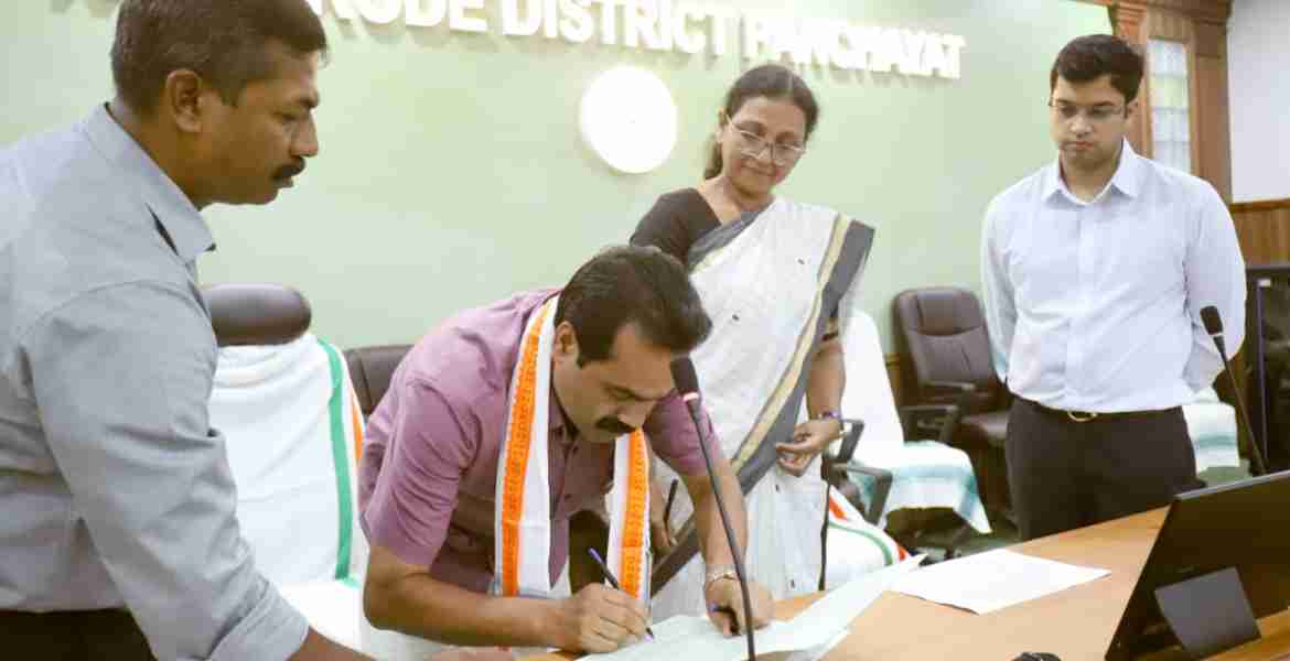 കോഴിക്കോട് ജില്ലാ പഞ്ചായത്ത്‌ പ്രസിഡണ്ടായി ചുമതലയേറ്റ മില്ലി മോഹൻ,  വൈസ് പ്രസിഡണ്ട്  കെ. കെ നവാസ്  എന്നിവർ