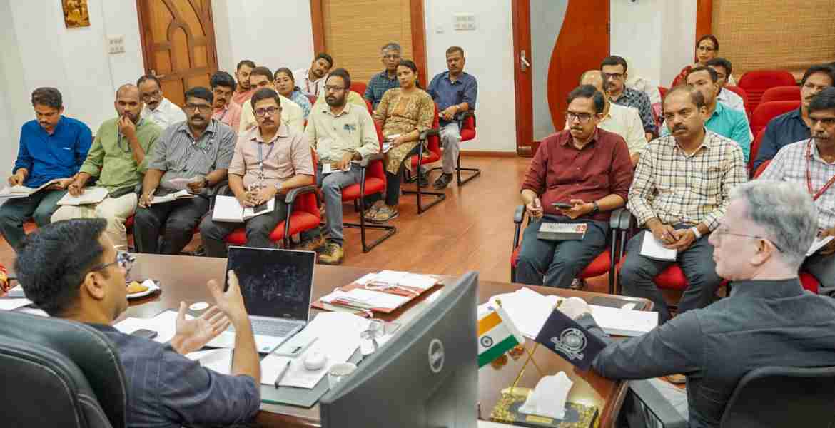 ഇ.വി.എം കമീഷനിങ് മുന്നൊരുക്കങ്ങള്‍ ചര്‍ച്ച ചെയ്യാന്‍ ജില്ലാ കലക്ടര്‍ സ്‌നേഹില്‍ കുമാര്‍ സിങ്ങിന്റെ അധ്യക്ഷതയില്‍ ചേര്‍ന്ന യോഗം