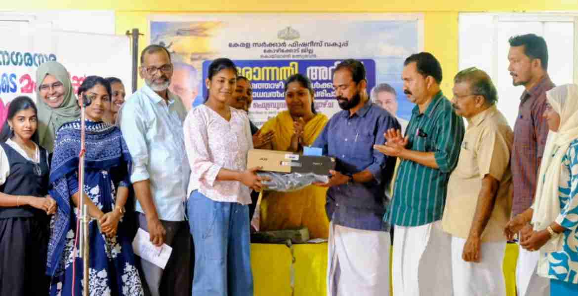 കൊയിലാണ്ടി നഗരസഭയുടെ തീരദേശ മത്സ്യ മേഖലയിലെ വിദ്യാർത്ഥികൾക്കുള്ള ലാപ്ടോപ്പുകളുടെ വിതരണം നഗരസഭാ ചെയർപേഴ്സൺ യു കെ ചന്ദ്രൻ നിർവഹിക്കുന്നു