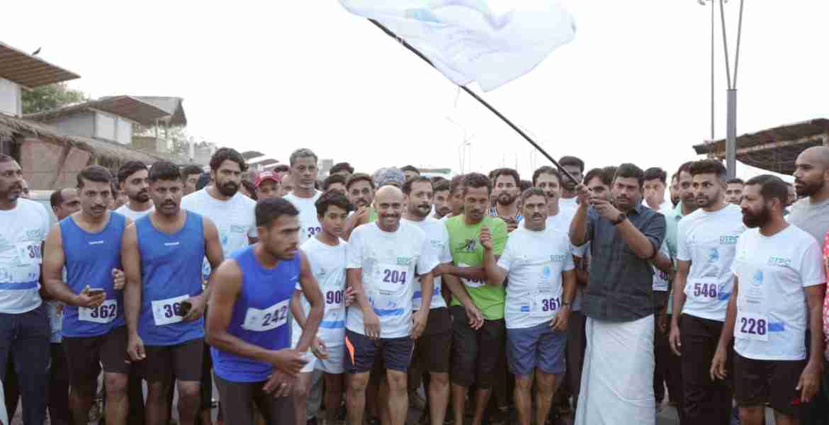 ബേപ്പൂർ അന്താരാഷ്ട്ര വാട്ടർ ഫെസ്റ്റിന്റെ ഭാഗമായി ചാലിയത്ത് നിന്ന് ബേപ്പൂരിലേക്ക് നടത്തിയ മാരത്തോൺ സച്ചിൻ ദേവ് എംഎൽഎ ഫ്ലാഗ് ഓഫ് ചെയ്യുന്നു