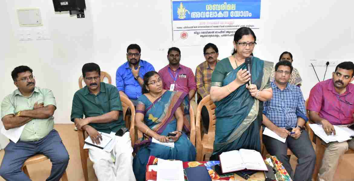 ശബരിമല തീര്‍ഥാടനത്തോടനുബന്ധിച്ചുള്ള മുന്നൊരുക്കങ്ങള്‍ വിലയിരുത്തുന്നതിന് ആരോഗ്യ വകുപ്പ് ഡയറക്ടര്‍ ഡോ.ആര്‍.എല്‍ സരിതയുടെ അധ്യക്ഷതയില്‍ പത്തനംതിട്ടയില്‍ നടന്ന അവലോകന യോഗം