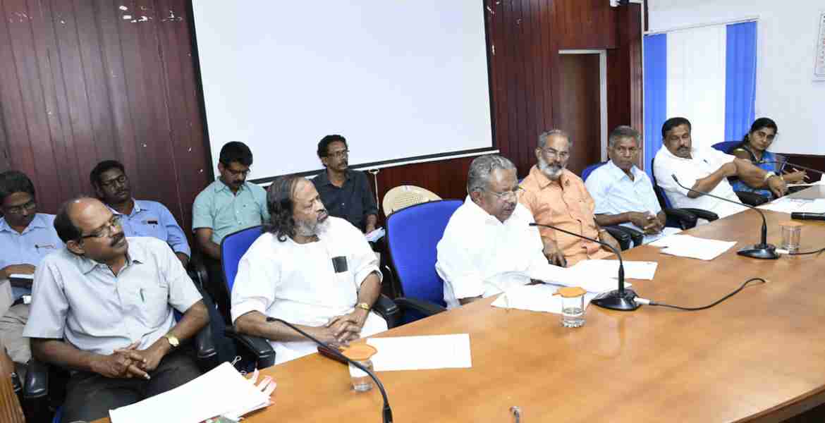 പ്രളയത്തില്‍ ജില്ലയിലെ മൃഗസംരക്ഷണ ക്ഷീര മേഖലകളിലുണ്ടായ നഷ്ടം വിലയിരുത്തുന്നതിന് മന്ത്രി കെ.രാജുവിന്റെ അധ്യക്ഷതയില്‍ കളക്ടറേറ്റില്‍ ചേര്‍ന്ന യോഗം