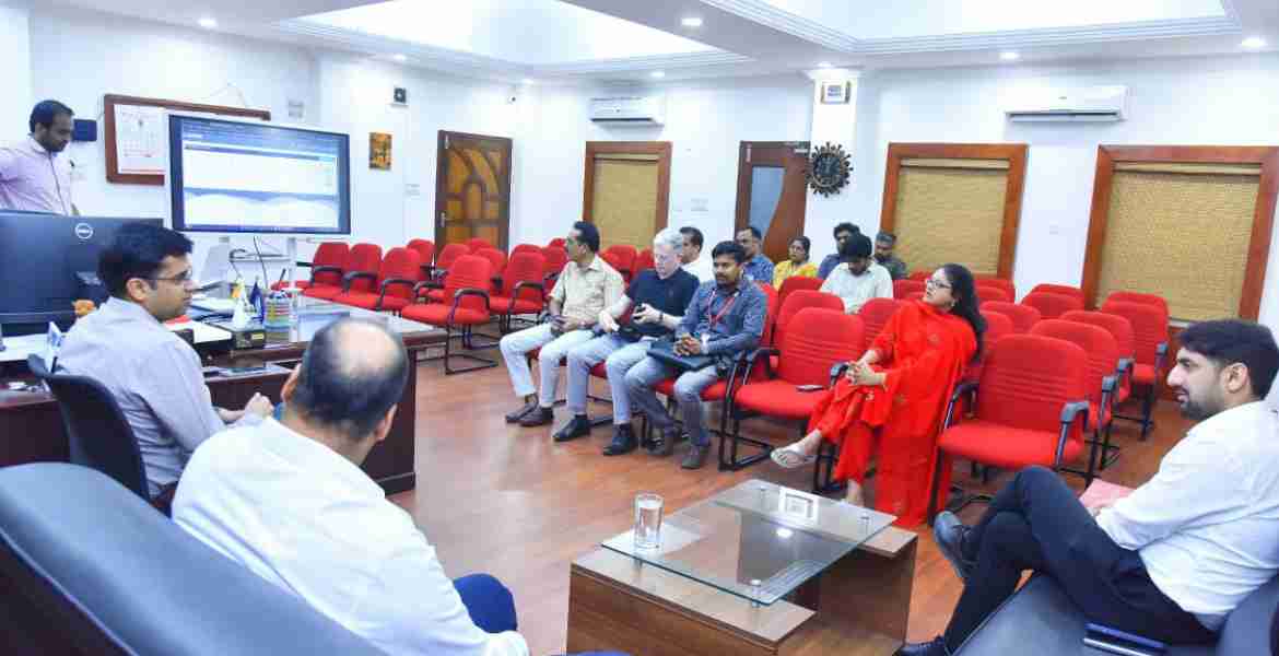 പോളിങ് ഉദ്യോഗസ്ഥരുടെ രണ്ടാംഘട്ട റാന്‍ഡമൈസേഷനുമായി ബന്ധപ്പെട്ട് കലക്ടറുടെ ചേംബറില്‍ ചേര്‍ന്ന യോഗം