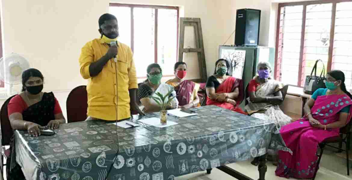 പന്തളം ബി.ആര്‍.സി പരിധിയില്‍ ഓണ്‍ലൈന്‍ പഠന സൗകര്യം ആരംഭിക്കുന്നതിനെ സംബന്ധിച്ച് നടന്ന യോഗത്തില്‍ ചിറ്റയം ഗോപകുമാര്‍ എം.എല്‍.എ സംസാരിക്കുന്നു.
