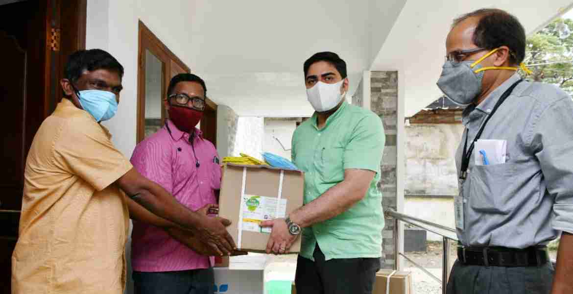 തിരഞ്ഞെടുപ്പ് ജീവനക്കാർക്കുള്ള കോവിഡ് പ്രതിരോധ സാമഗ്രികളുടെ വിതരണോദ്ഘാടനം ജില്ലാ കളക്ടർ എസ്.സുഹാസ് വരണാധികൂടിയായ ഡപ്യൂട്ടി കളക്ടർ പി.ബി.സുനിലാലിനു നൽകി നിർവഹിക്കുന്നു.