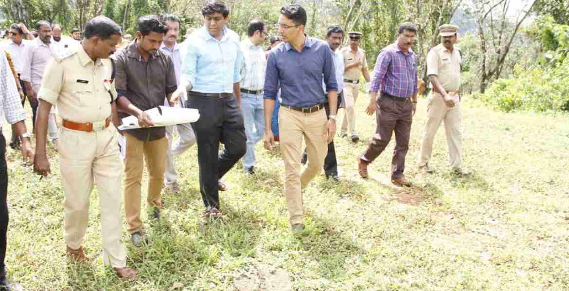നിലയ്ക്കല്‍ ഗോശാലയ്ക്ക് സമീപം വാഹനങ്ങള്‍ക്ക് പാര്‍ക്കിംഗ് ഒരുക്കുന്നതിനുള്ള സ്ഥലം ജില്ലാ കളക്ടര്‍ പി.ബി നൂഹ് സന്ദര്‍ശിച്ചപ്പോള്‍. ശബരിമലയുടെ ചുമതയുള്ള എഡിഎം എന്‍.എസ്.കെ ഉമേഷ് സമീപം.