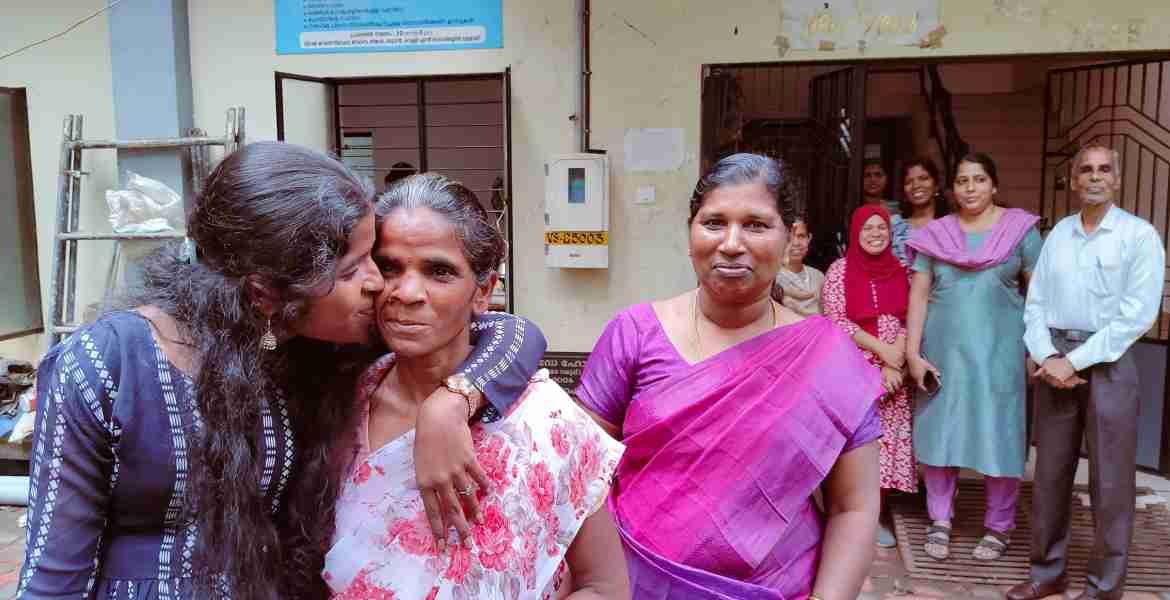 തമിഴ്നാട് സ്വദേശിയായ ധനസെൽവി കോഴിക്കോട് ഗവ. ഷോർട്ട് സ്റ്റേ ഹോമിൽ നിന്ന് മകൾ ജാസ്മിനോടൊപ്പം മടങ്ങുന്നു 