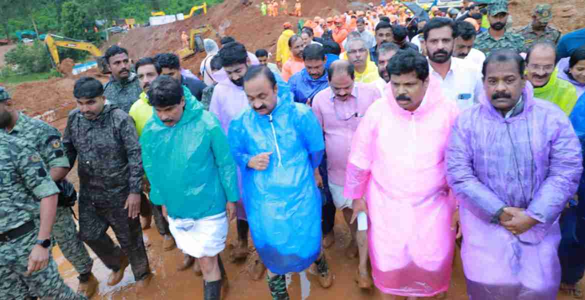 മുഖ്യമന്ത്രി വി.ഡി. സതീശൻ കള്ളാടി ദുരന്തമേഖല സന്ദർശിക്കുന്നു