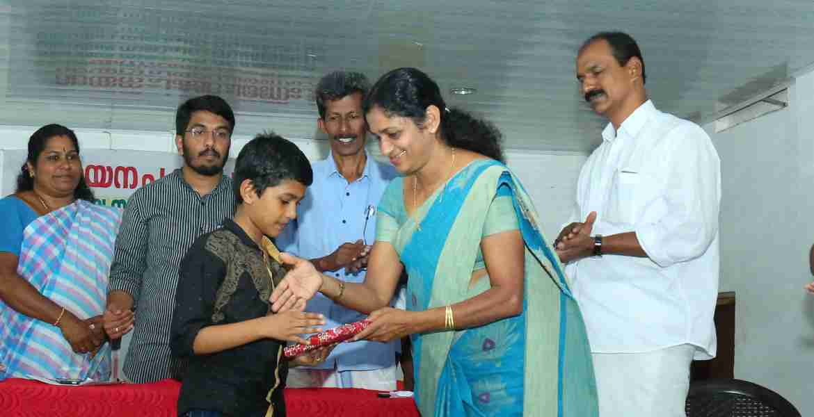 വായനാപക്ഷാചരണത്തോടനുബന്ധിച്ച് നടത്തിയ മത്സര        വിജയികള്‍ക്കുള്ള സമ്മാനങ്ങള്‍ ജില്ലാ പഞ്ചായത്തംഗം ലിസമ്മ സാജന്‍ വിതരണം ചെയ്യുു.