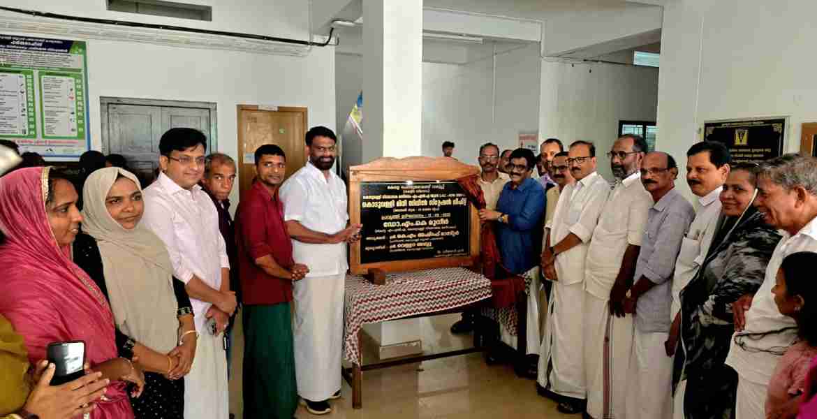 കൊടുവള്ളി മിനി സിവിൽ സ്റ്റേഷൻ ലിഫ്റ്റ് പ്രവൃത്തി ഉദ്ഘാടനം ഡോ. എം കെ മുനീർ എം.എൽ.എ നിർവഹിക്കുന്നു