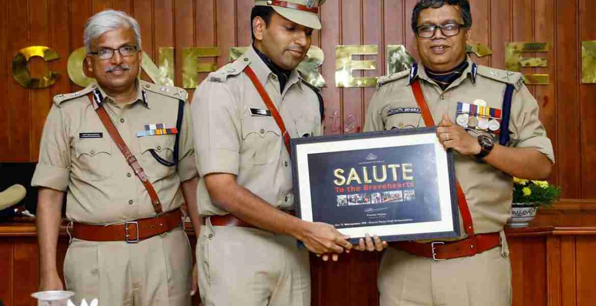 പ്രളയദുരിതാശ്വാസ പ്രവര്‍ത്തനങ്ങളിലെ മികവിനുള്ള പുരസ്‌കാരം സംസ്ഥാന പോലീസ് മേധാവി ലോക്‌നാഥ് ബഹ്‌റയില്‍ നിന്നും ജില്ലാ പോലീസ് മേധാവി ടി.നാരായണന്‍ ഏറ്റുവാങ്ങുന്നു.
