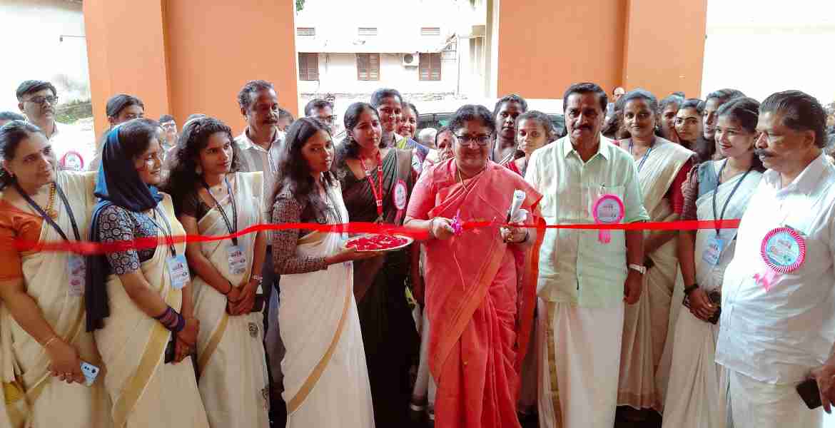 ഗവ വനിത പോളിടെക്നിക് കോളേജിലെ വർക്ക് ഷോപ്പ് ലബോറട്ടറി ബ്ലോക്കിന്റെ ഉദ്ഘാടനം ഉന്നത വിദ്യാഭ്യാസ സാമൂഹ്യനീതി വകുപ്പ് മന്ത്രി ഡോ.ആർ. ബിന്ദു നിർവഹിക്കുന്നു.