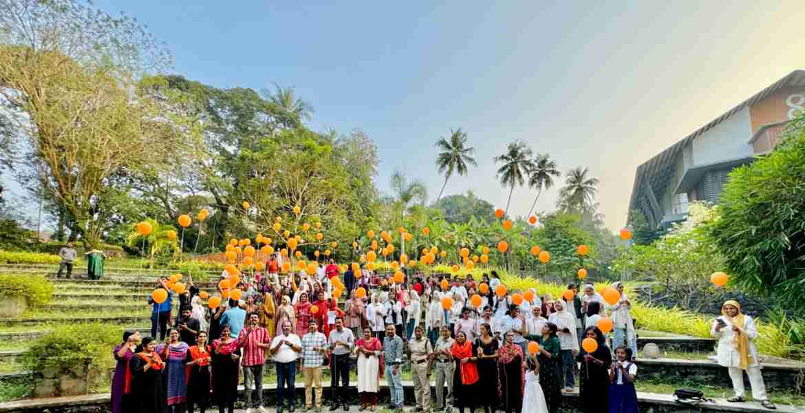 ഓറഞ്ച് ദി വേൾഡ് ക്യാമ്പയിനിന്റെ ഭാഗമായി ജെൻഡർ പാർക്കിൽ ഓറഞ്ച് ബലൂണുകൾ പറത്തുന്നു