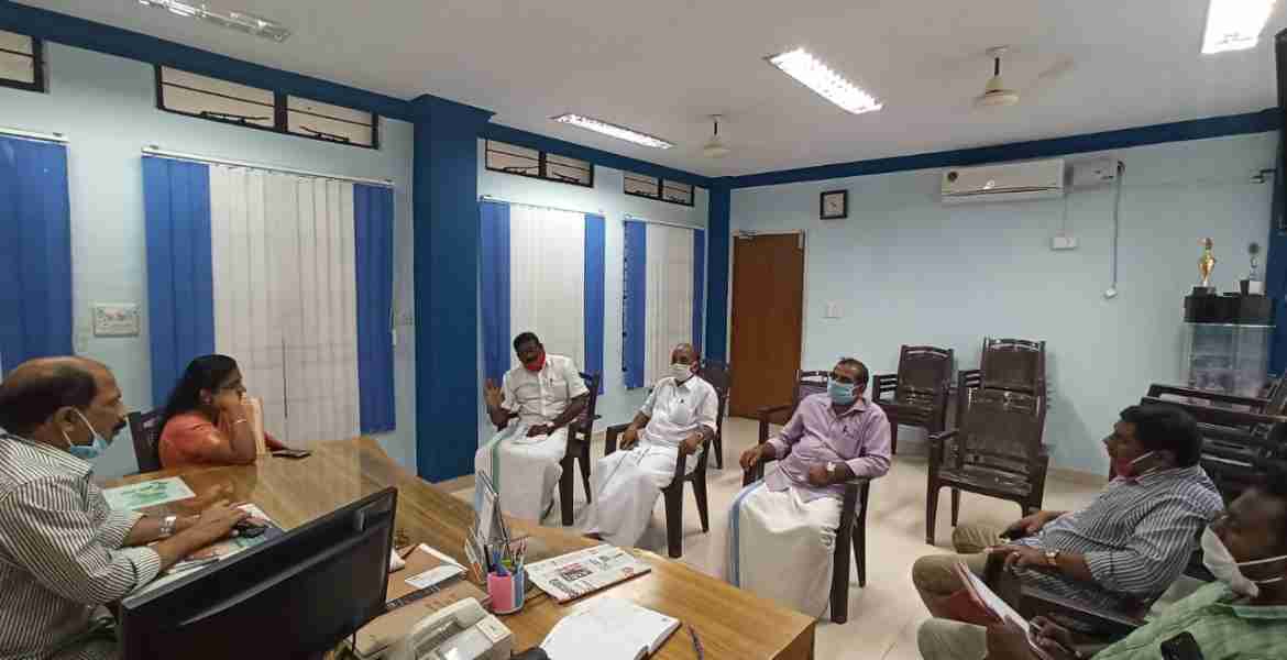 കോവിഡ് സുരക്ഷയുമായി ബന്ധപ്പെട്ട് എഡിഎം അലക്‌സ് പി.തോമസിന്റെ അധ്യക്ഷതയില്‍ കളക്ടറേറ്റില്‍ ചേര്‍ന്ന സംയുക്ത ട്രേഡ് യൂണിയന്‍ നേതാക്കളുടെ യോഗം.	