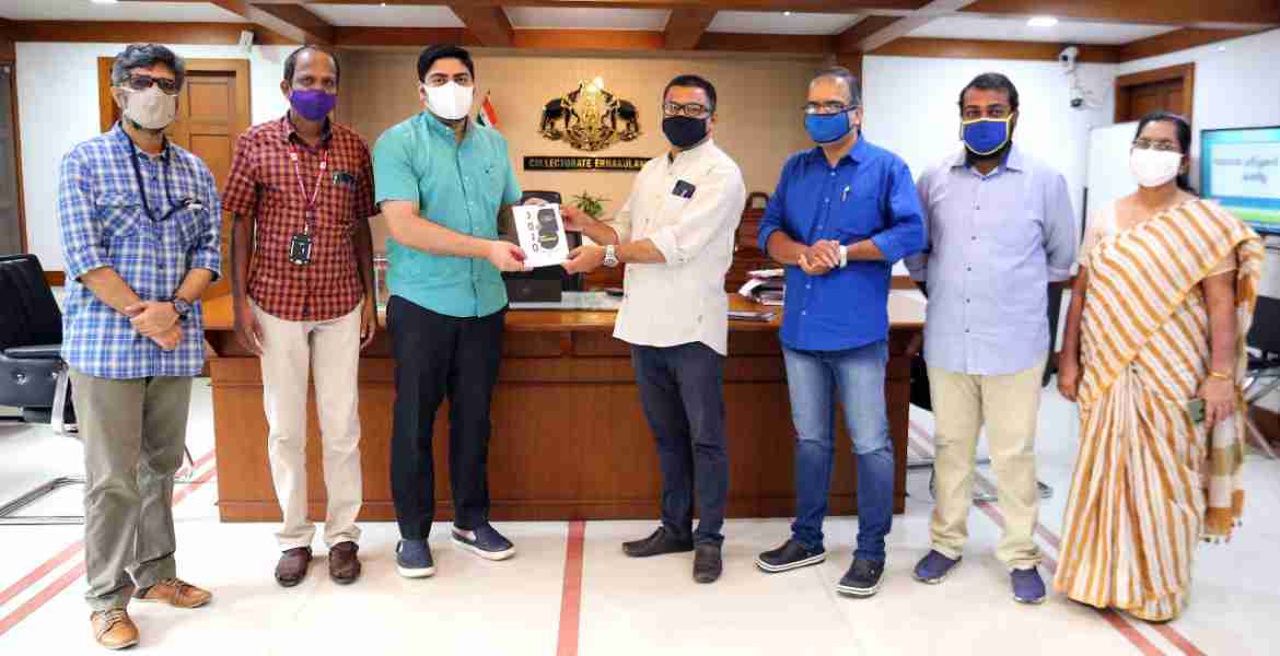  ജില്ലാ ഇൻഫർമേഷൻ ഓഫീസ് പുറത്തിറക്കിയ തദ്ദേശ തിരഞ്ഞെടുപ്പ് 2020 എറണാകുളം ജില്ലാ ഡയറക്ടറി ജില്ലാ കളക്ടർ എസ്.സുഹാസ് ജില്ലാ ഇൻഫർമേഷൻ ഓഫീസർ ബി. സേതുരാജിന് നൽകി പ്രകാശനം ചെയ്യുന്നു. ഇൻഫർമേഷൻ പബ്ലിക് റിലേഷൻസ് വകുപ്പ് ഡെപ്യൂട്ടി ഡയറക്ടർ സി.അയ്യപ്പൻ, അസിസ്റ്റൻ്റ് എഡിറ്റർ കെ. കെ. ജയകുമാർ, ലോ ഓഫീസർ ബ്രിജിത്ത്, ഹിന്ദു ബ്യൂറോ ചീഫ് എസ്. ആനന്ദൻ, സബ് എഡിറ്റർ സുനിൽ കുമാർ എം. എൻ എന്നിവർ സമീപം.