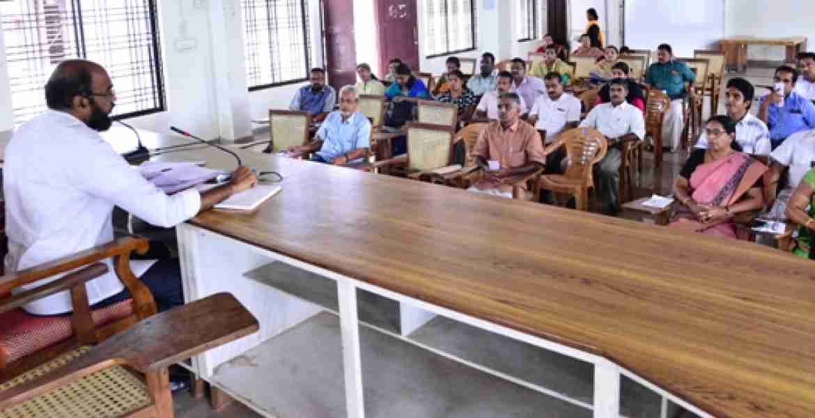 ജില്ലയിലെ പാചക വാതക വിതരണക്കൂലി നിശ്ചയിക്കുതുമായി ബന്ധപ്പെ'് കളക്ടട്രേറ്റില്‍ എ.ഡി.എമ്മിന്റെ അധ്യക്ഷതയില്‍ യോഗം ചേരുു.