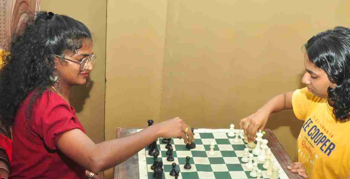 ബേപ്പൂർ വാട്ടർ ഫെസ്റ്റ് സീസൺ -5 നോടനുബന്ധിച്ച് നടന്ന ചെസ് ചാമ്പ്യൻഷിപ്പ്   ചാലിയം ഹൈസ്കൂളിൽ കടലുണ്ടി പഞ്ചായത്ത് പ്രസിഡണ്ട് ഒ.  ഭക്തവത്സലൻ ഉദ്ഘാടനം ചെയ്യുന്നു