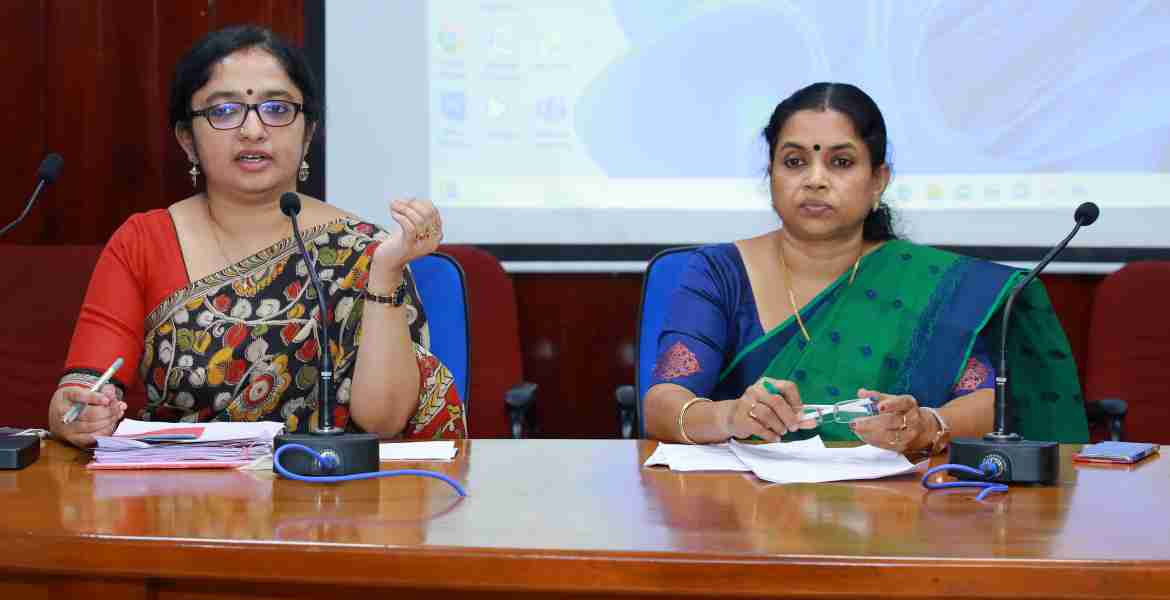 സംക്ഷിപ്ത വോട്ടര്‍ പട്ടിക പുതുക്കല്‍, ആധാര്‍ ലിങ്കിംഗ് എന്നിവ സംബന്ധിച്ച് കളക്ടറേറ്റ് കോണ്‍ഫറന്‍സ് ഹാളില്‍ ചേര്‍ന്ന യോഗത്തില്‍ അധ്യക്ഷത വഹിച്ച് ജില്ലാ കളക്ടര്‍ ഡോ. ദിവ്യ എസ് അയ്യര്‍ സംസാരിക്കുന്നു