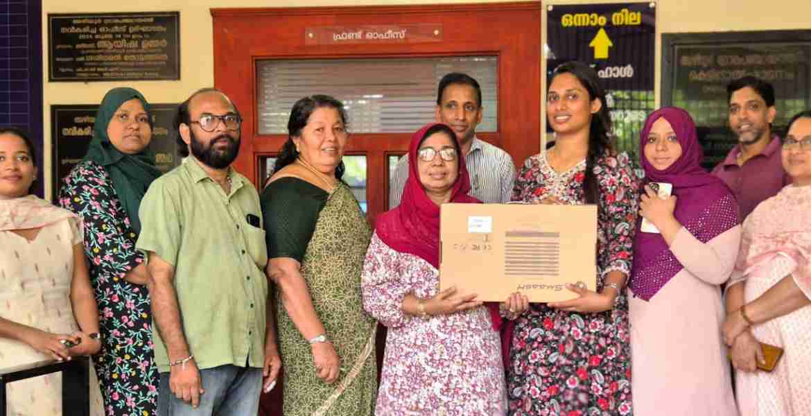 അഴിയൂര്‍ ഗ്രാമപഞ്ചായത്തില്‍ മത്സ്യത്തൊഴിലാളി കുടുംബങ്ങളിലെ വിദ്യാര്‍ഥികള്‍ക്കുള്ള ലാപ്‌ടോപ്പ് വിതരണം പ്രസിഡന്റ് ആയിഷ ഉമ്മര്‍ നിര്‍വഹിക്കുന്നു