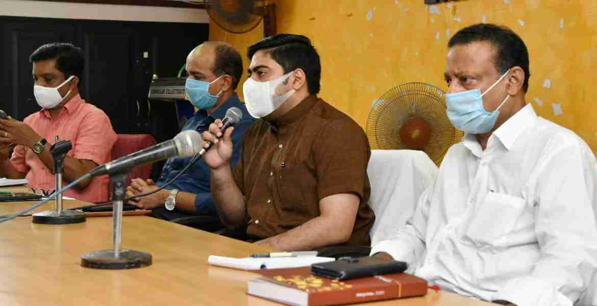 ജില്ലാ പഞ്ചായത്തിലെ സ്ഥാനാർഥികൾക്കും രാഷ്ട്രീയ കക്ഷി നേതാക്കൾക്കുമായി നടത്തിയ യോഗത്തിൽ ജില്ലാ കളക്ടർ എസ്. സുഹാസ്  സംസാരിക്കുന്നു. ജില്ലയിലെ തിരഞ്ഞെടുപ്പ് നിരീക്ഷകൻ സി. വി സാജൻ സമീപം.