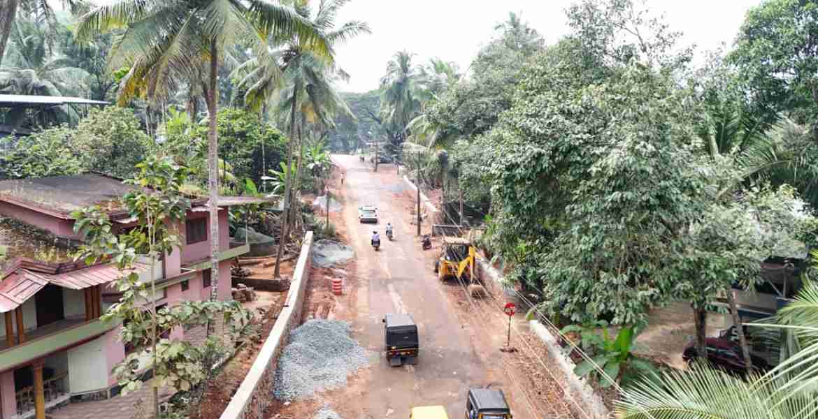 പ്രവൃത്തി പുരോഗമിക്കുന്ന വടകര-വില്യാപ്പള്ളി-ചേലക്കാട് റോഡ്