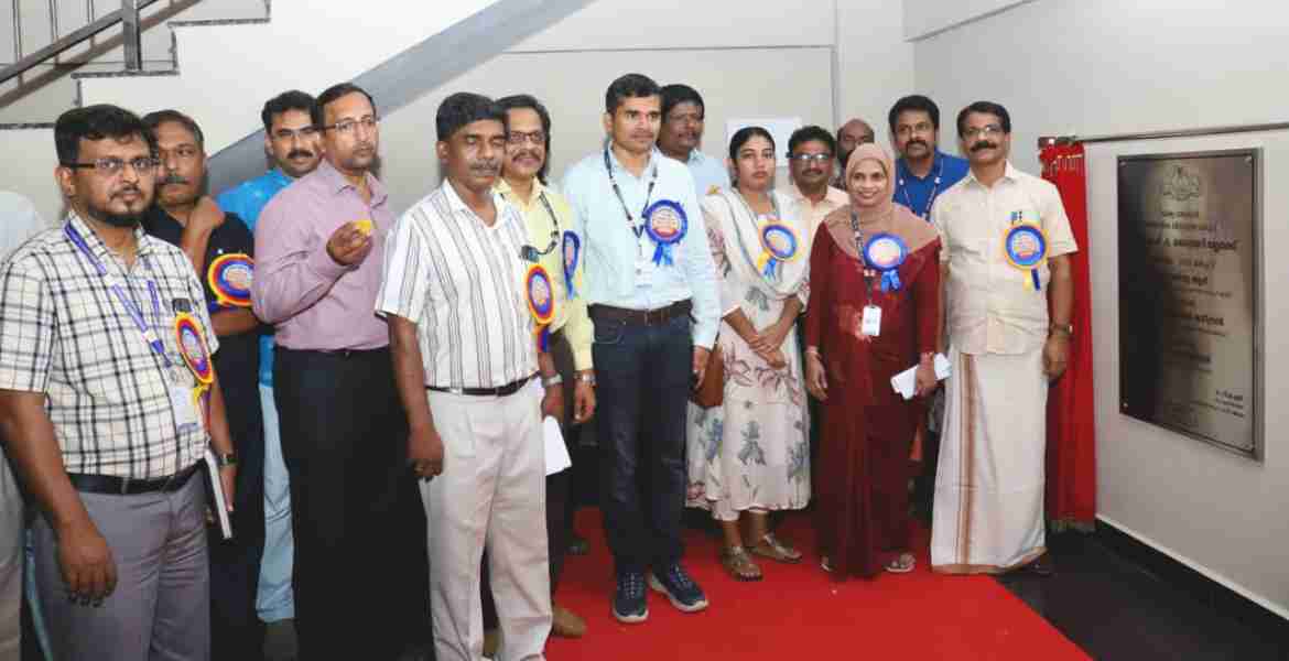കോഴിക്കോട് ഗവ. എഞ്ചിനീയറിങ് കോളേജില്‍ പുതിയ ബ്ലോക്കിന്റെ ഉദ്ഘാടന ചടങ്ങിൽ മേയര്‍ ഒ സദാശിവന്‍ ശിലാഫലകം അനാച്ഛാദനം ചെയ്യുന്നു