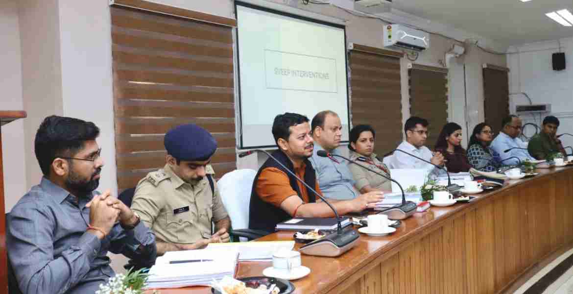 നിയമസഭ തെരഞ്ഞെടുപ്പുമായി ബന്ധപ്പെട്ട് ജില്ലയിലെത്തിയ പൊതുനിരീക്ഷകരുടെയും ചെലവ് നിരീക്ഷകരുടെയും സാന്നിധ്യത്തിൽ കലക്ടറേറ്റ് കോൺഫറൻസ് ഹാളിൽ ചേർന്ന യോഗം