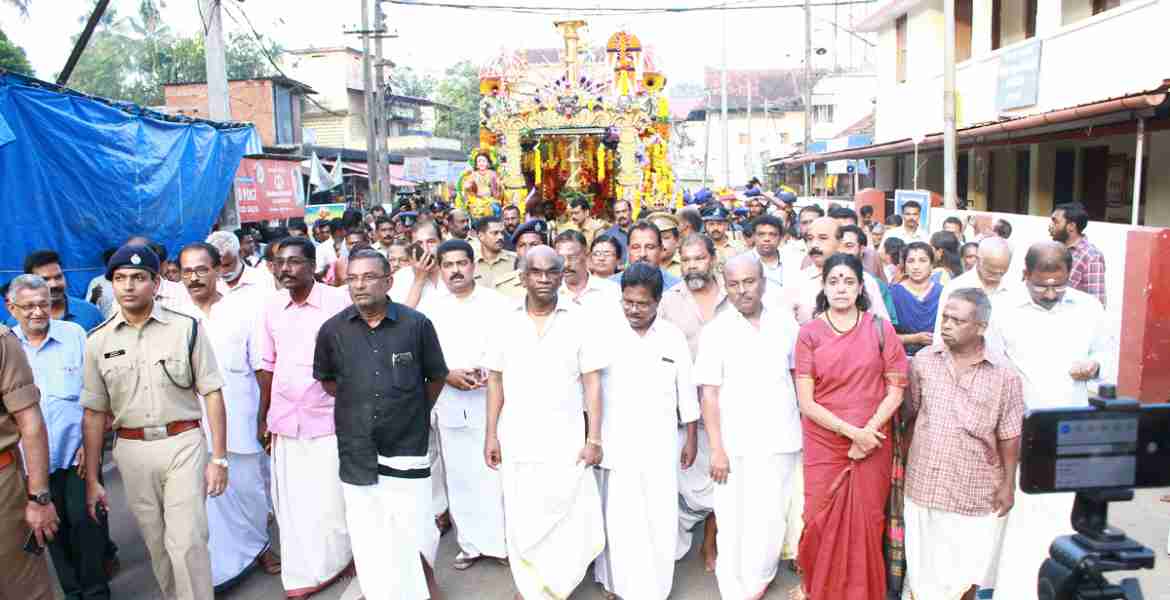 തങ്ക അങ്കി വഹിച്ചുള്ള  രഥഘോഷയാത്ര ആറന്മുള പാര്‍ത്ഥസാരഥി ക്ഷേത്രത്തില്‍ നിന്ന് പുറപ്പെടുന്നു.