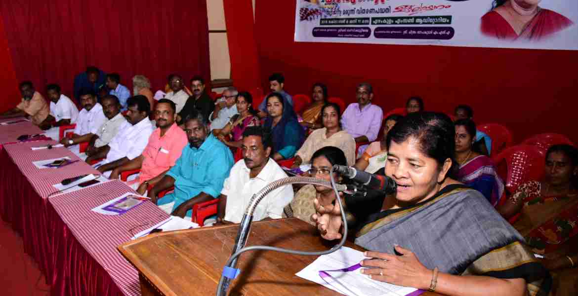 ഏഴംകുളം ഗ്രാമപഞ്ചായത്ത് നടപ്പിലാക്കുന്ന കാരുണ്യഗ്രാമം പദ്ധതി മന്ത്രി ജെ മേഴ്‌സിക്കുട്ടിയമ്മ ഉദ്ഘാടനം ചെയ്യുന്നു. 