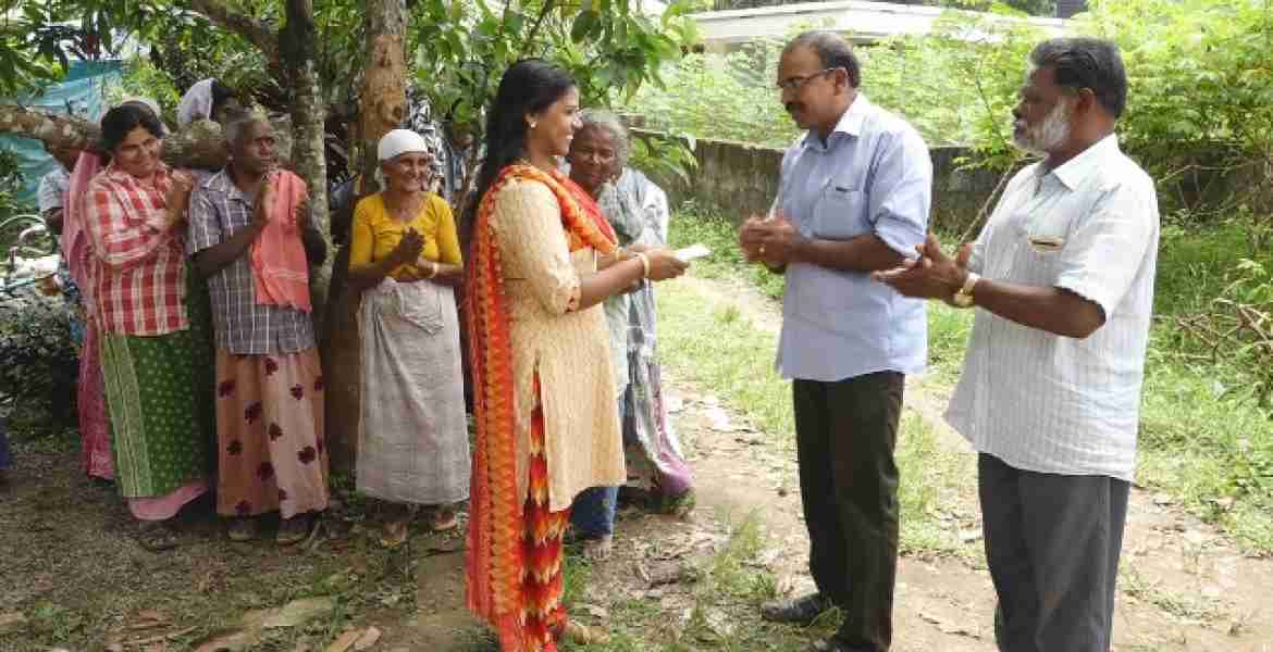 തൊഴിലുറപ്പ്  യൂണിറ്റിന്റെ നേതൃത്വത്തില്‍ നടത്തിയ അനുമോദന ചടങ്ങില്‍ പത്താംക്ലാസ് പരീക്ഷയില്‍ മികച്ച വിജയം കൈവരിച്ച അശ്വതിയുടെ മാതാവിനു  പഞ്ചായത്ത് അംഗം തമ്പി ജോര്‍ജ് അംഗങ്ങള്‍ സമാഹരിച്ച തുക കൈമാറുു.