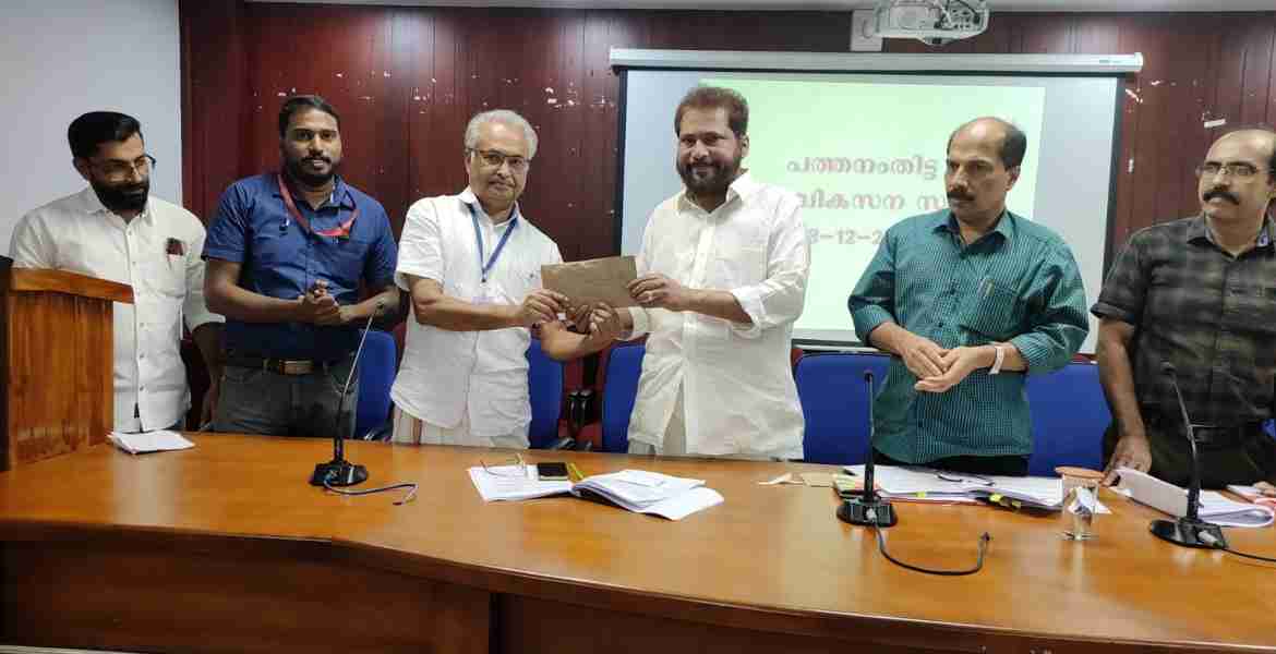  ശിശുക്ഷേമ സമിതിയുടെ ഓമല്ലൂര്‍ ഐമാലിയിലെ ശിശുക്ഷേമ കേന്ദ്രത്തിനു നല്‍കുന്നതിന് ഗ്രാമവികസന വകുപ്പ് ജീവനക്കാര്‍ സമാഹരിച്ച 51,000 രൂപ രാജു എബ്രഹാം എം.എല്‍.എ ശിശുക്ഷേമ കേന്ദ്രത്തിന്റെ ജില്ലാ ട്രഷറര്‍ ഭാസ്‌കരന്‍ നായര്‍ക്ക് കൈമാറുന്നു.